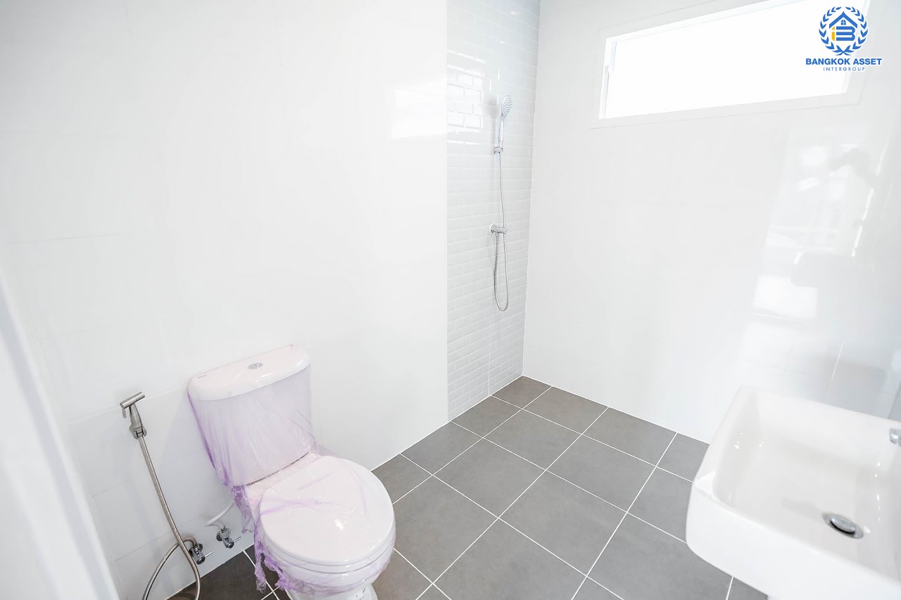 บ้านมือสองตกแต่งใหม่ ม.รติรมย์ 2 ราชพฤกษ์-กาญจนาภิเษก ซ.สวนผัก32 บ้านดีไซน์สวยพร้อมอยู่ เนื้อที่ 59.4 ตร.ว. ฟังก์ชัน 3 ห้องนอน 2 ห้องน้ำ 2 ที่จอดรถ บนทำเลศักยภาพ เชื่อมต่อหลายเส้นทางหลัก ใกล้ทางด่วน "ศรีรัช" และแหล่ง Community Mall ชั้นนำมากมาย